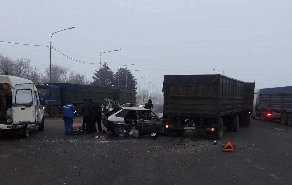 В Морозовском районе КАМАЗ не уступил дорогу автомобилю
