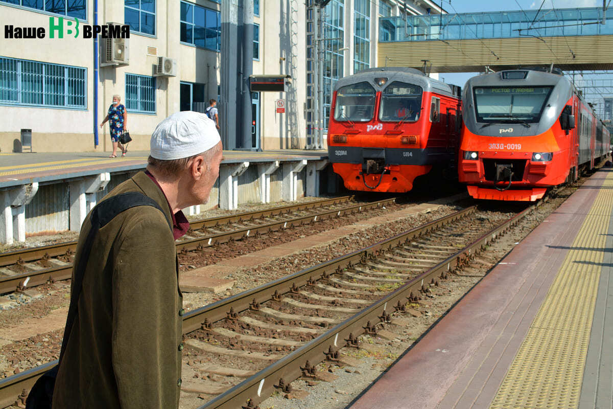 Поезд ростов курганинск. Пригородный поезд. Электричка Ростов. Путешествие на электричке по Ростовской области. Ростов главный электрички и поезда это 1 вокзал.