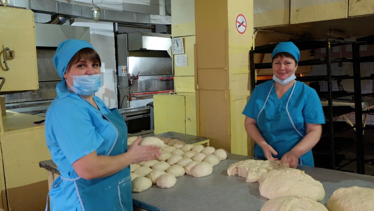 Ольга ЗАЙЦЕВА и Екатерина ТИМОФЕЕВА - пекари-мастера со стажем. В из руках хлеб обретает настоящую душу.