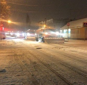 В Ростове ночью очищали дороги 125 коммунальных машин
