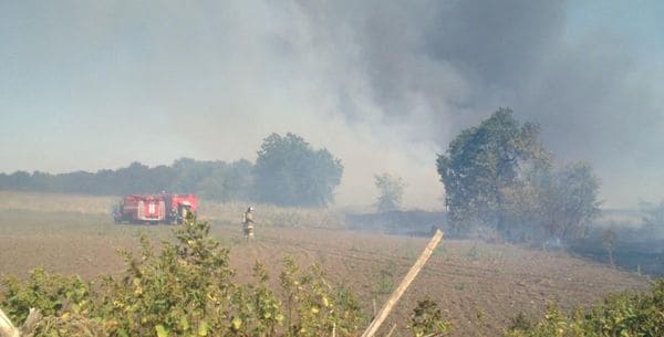 Огонь в Новочеркасске пытаются погасить с помощью пожарного поезда