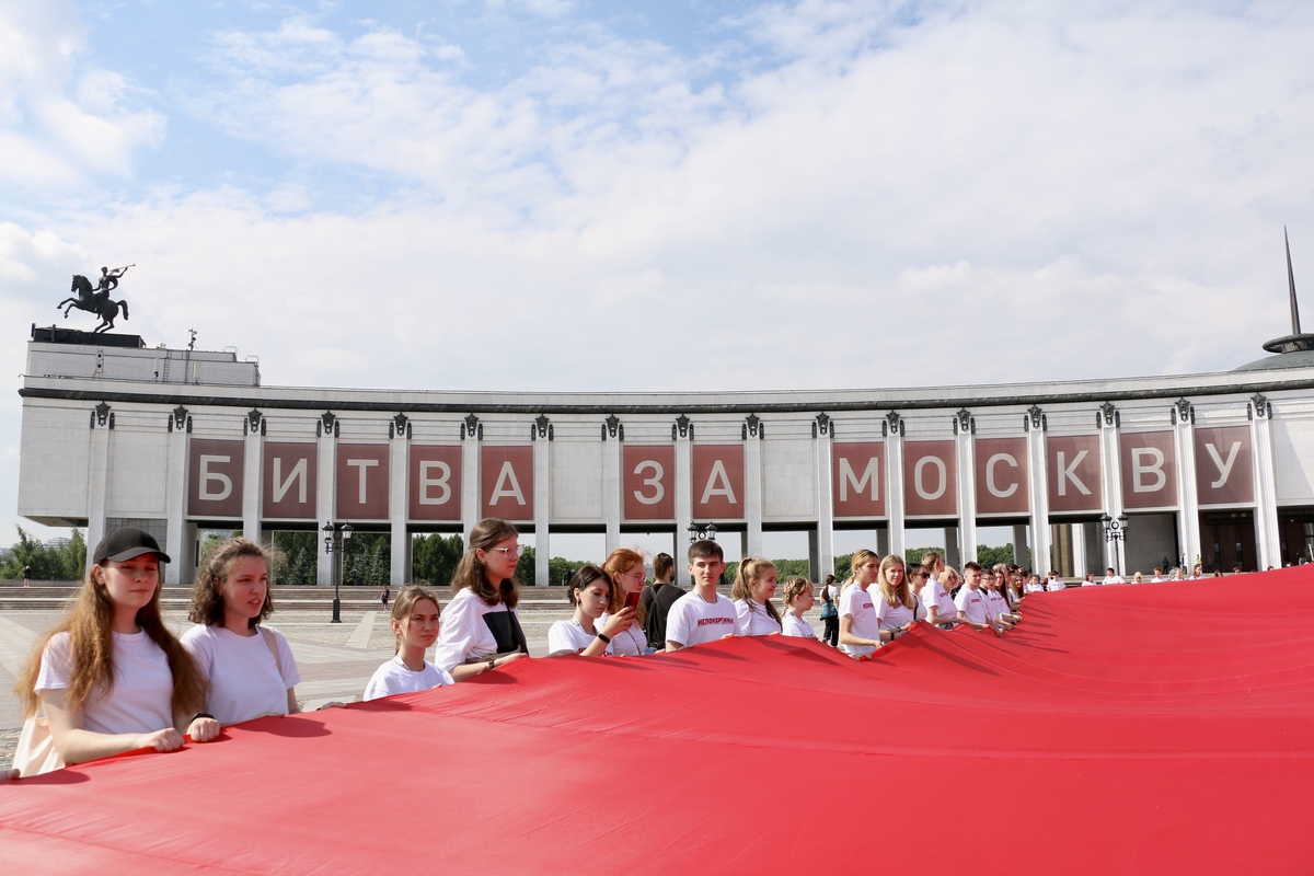 Жители Дона развернули в Москве самое большое Знамя Победы 