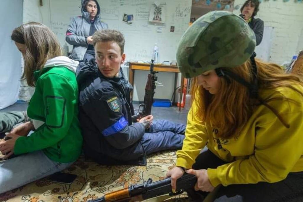 Фото польского фотографа Себастьяна Плохарских: украинских подростков втягивают в вооруженные действия. Минобороны РФ такой вариант в России считает недопустимым. 