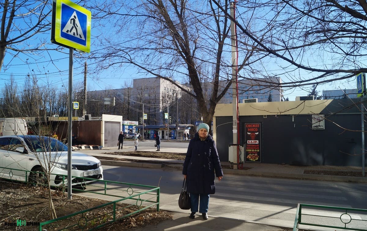 Елена Стефановна стоит там, где следовало бы переходить прилегающую дорогу по знаку. За ней видно, где на самом деле идут пешеходы (возле дома № 29 на ул. 339 Стрелковой Дивизии). Елена Стефановна стоит там, где следовало бы переходить прилегающую дорогу по знаку. За ней видно, где на самом деле идут пешеходы (возле дома № 29 на ул. 339 Стрелковой Дивизии).