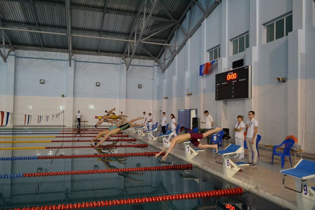 В Ростове прошли соревнования по плаванию для мальчиков и девочек