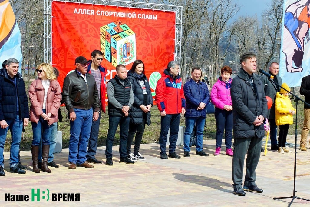 Подработка левом берегу. Спортивная аллея. Аллея славы Ростов-на-Дону. Парк аллея спортивной славы. Левобережный парк Ростов на Дону 1 мая.