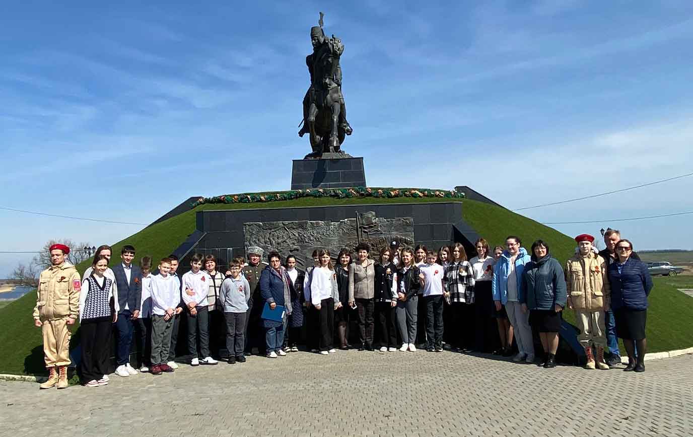 Хутор богомолов ставропольский край. Памятник Платову Хутор Богомолов Ставропольский край. Донское. Памятник Платову город Волгодонск. 50 Лет Красногвардейскому району.