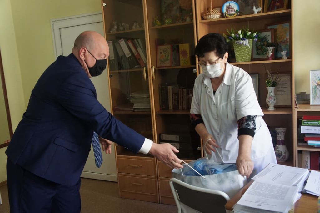 Алексей Кобилев подарил Новочеркасску партию медицинских масок