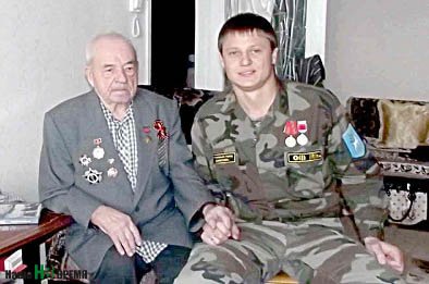 В гости к Герою-артиллеристу приехал семикаракорский поисковик Максим ДУЛЯ. Фото Вячеслава ГРАДОБОЕВА В гости к Герою-артиллеристу приехал семикаракорский поисковик Максим ДУЛЯ. Фото Вячеслава ГРАДОБОЕВА