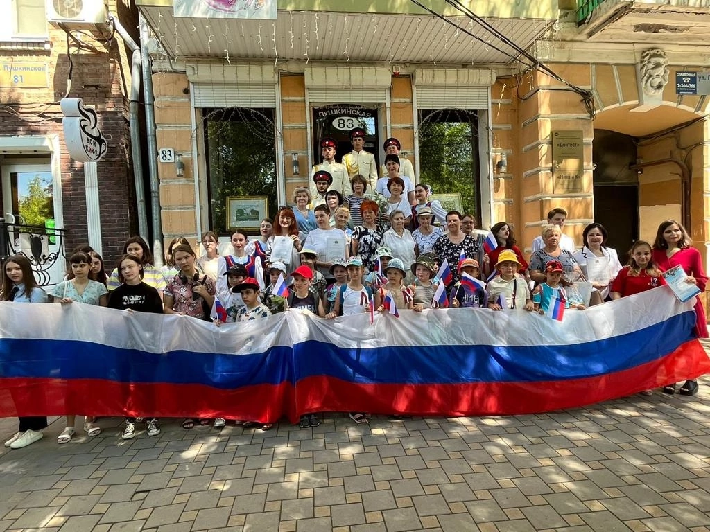 В ростовской галерее «NNN» отмечают День России