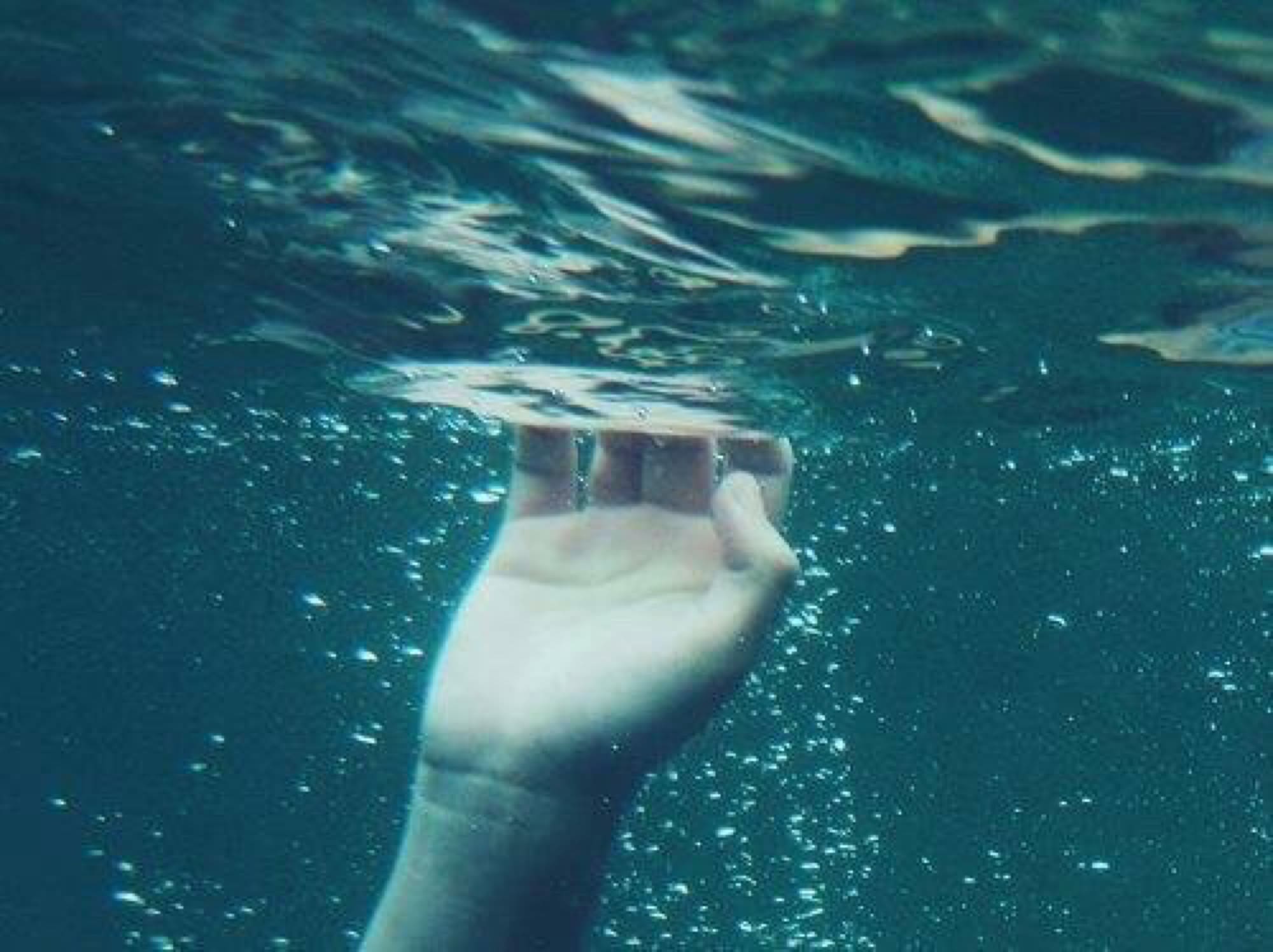 Забыть утонуть. Человек тонет в воде. Тонущий человек Эстетика. Рука под водой. Тонущий человек под водой.