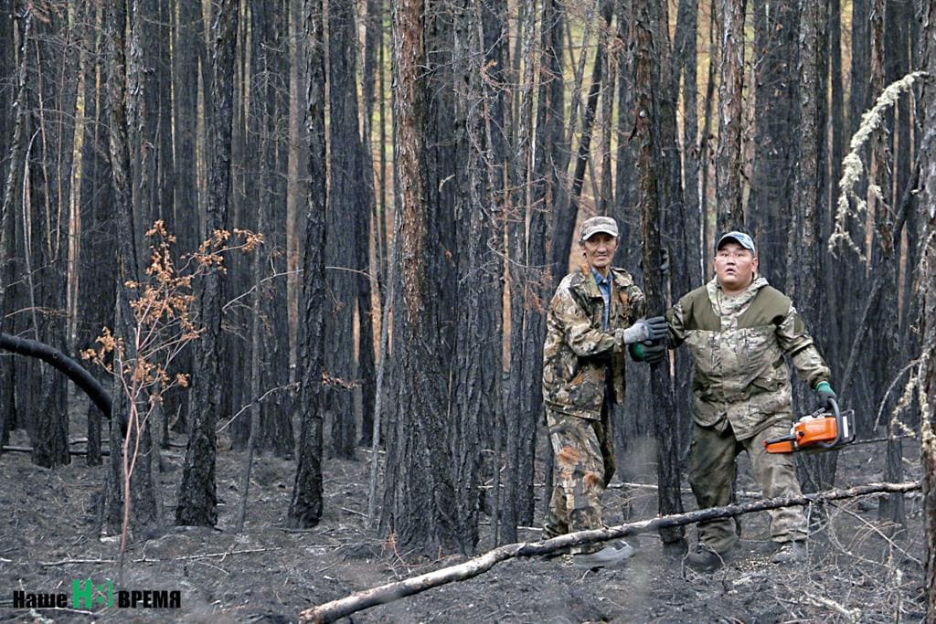 Сергей ЛАЙХОВ (справа) со своим товарищем приехали в лес на заготовку жердей для будущего забора для погорельцев. Говорит, что самому очень жалко валить деревья, когда и так столько уничтожил огонь.
