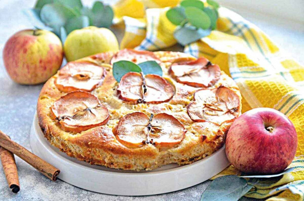 Диетическая шарлотка с яблоками и творогом