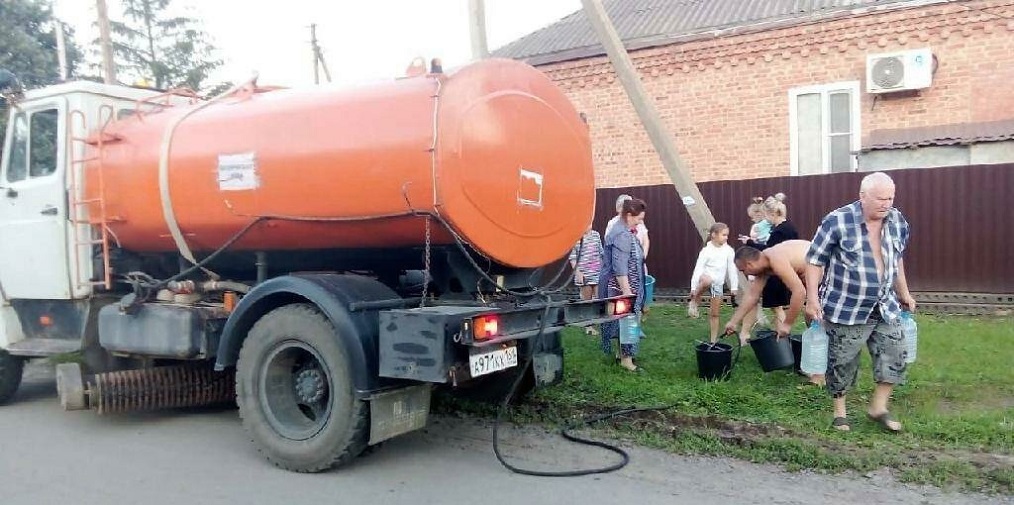 Губернатор Зерноград вода.jpg