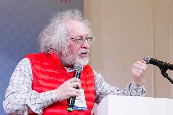 Алексей ВЕНЕДИКТОВ, главный редактор радиостанции «Эхо Москвы», выступил за введение электронного голосования при сохранении его бумажного варианта. Алексей ВЕНЕДИКТОВ, главный редактор радиостанции «Эхо Москвы», выступил за введение электронного голосования при сохранении его бумажного варианта.