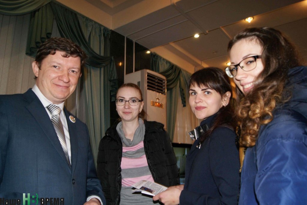 Главный врач детской городской больницы Волгодонска Сергей Ладанов с будущими коллегами.