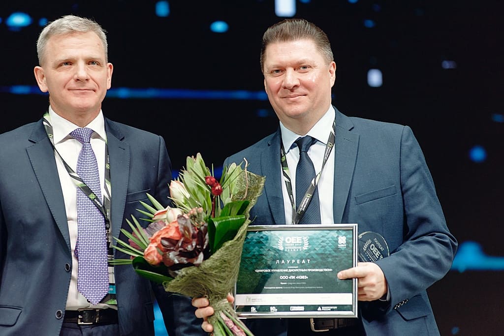 Слева направо: Юрий Крылов, технически директор компании «Цифра», Игорь Малакаев, руководитель проекта «Цифровой завод НЭВЗ»