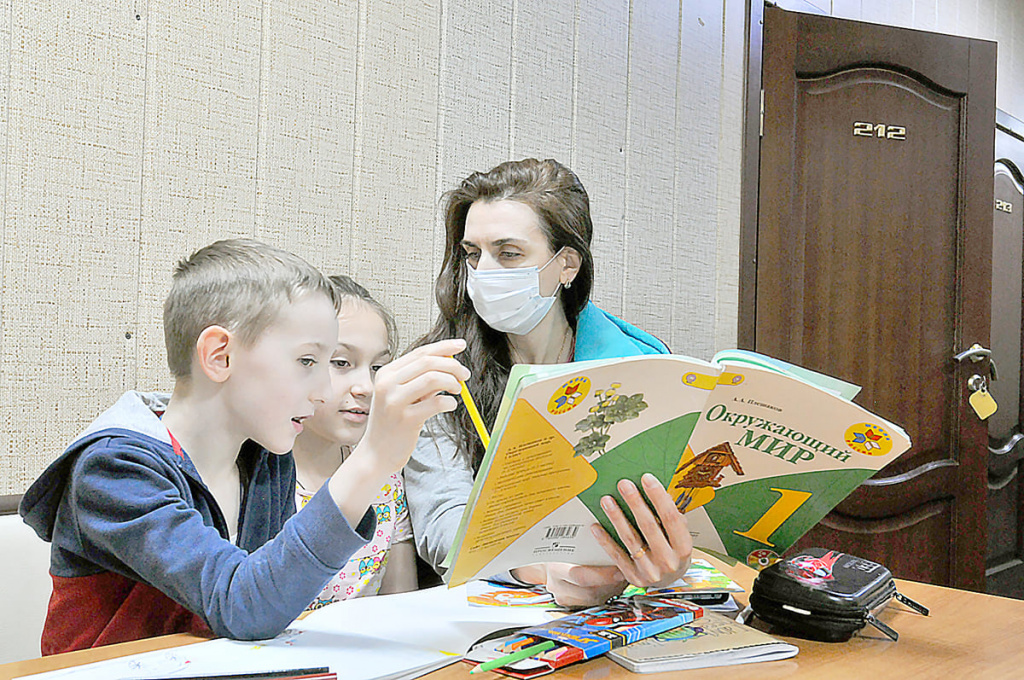 С младшими детьми занимаются и мамы, и добровольные помощники, которые помогают организовать досуг дошколят.