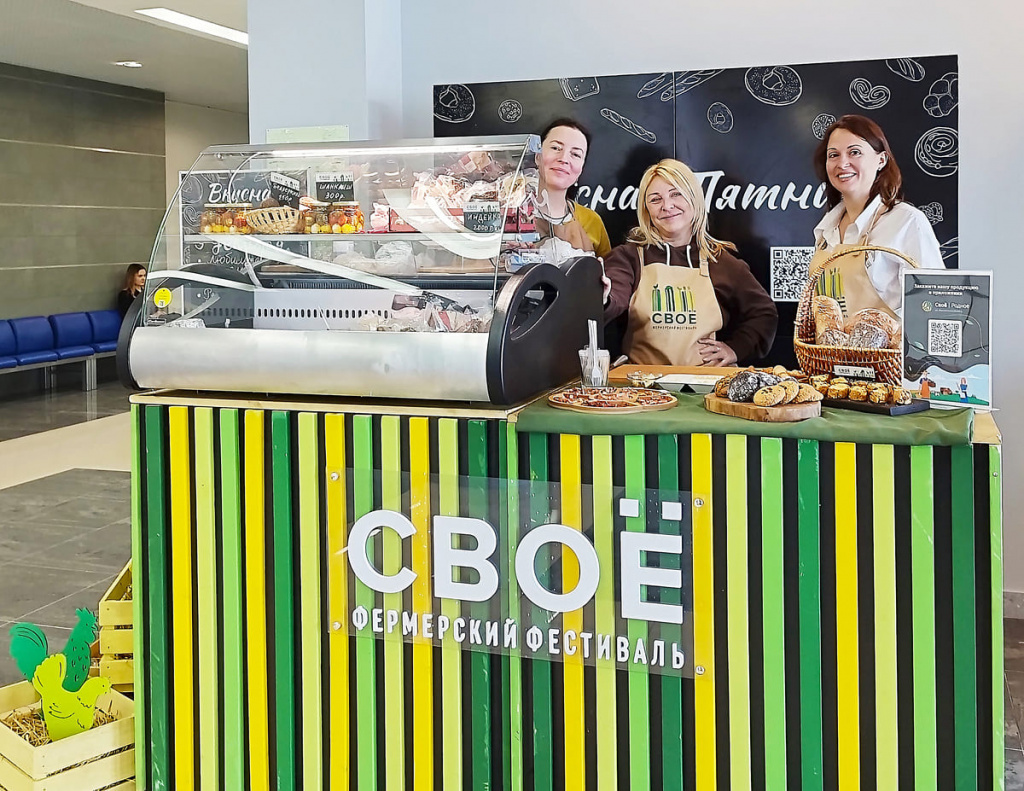 – Все делается из натуральных продуктов, – объясняли первому заместителю губернатора тонкости производства мелких партий Лариса СТОРОЖУК – частное подворье Сторожук (первая слева), Елена БОГОСЛАВСКАЯ – «Любимые деликатесы» и Марина ГНЕЗДИЛОВА – «Частная пекарня». 