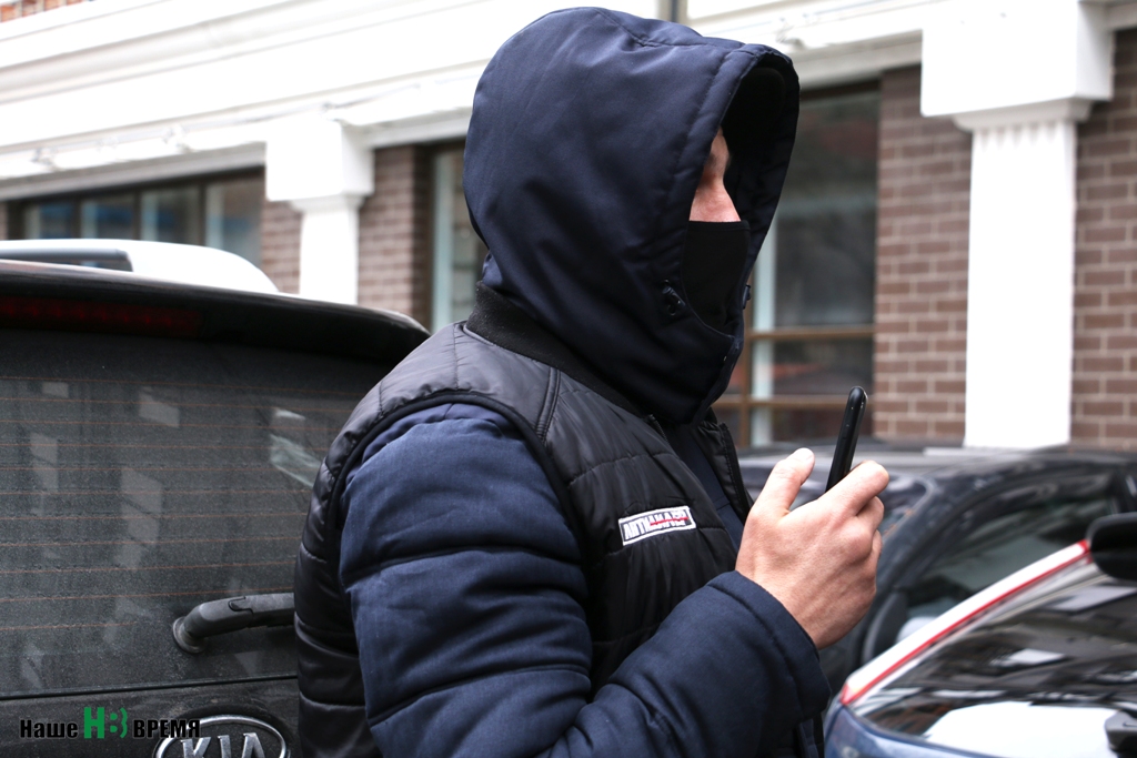 Весь процесс активисты снимают на камеру — от покупки контрафакта до самого отъезда полицейских Весь процесс активисты снимают на камеру — от покупки контрафакта до самого отъезда полицейских