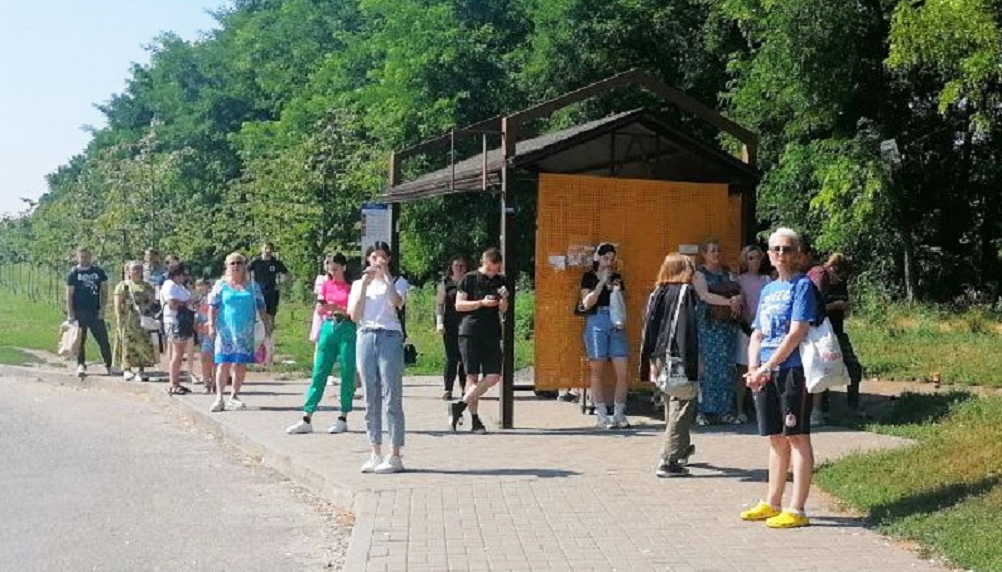 Отчаявшись дождаться автобусов, жители Суворовского жилмассива даже обращались в прокуратуру.