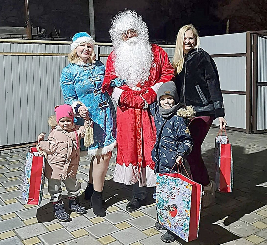 Полина ЛОЗАН: «Дед Мороз со Снегурочкой и к нам не забыл зайти на праздниках. Куда же без традиционного фото с ними? Пусть в новом году у всех будет больше волшебства и чуда!»