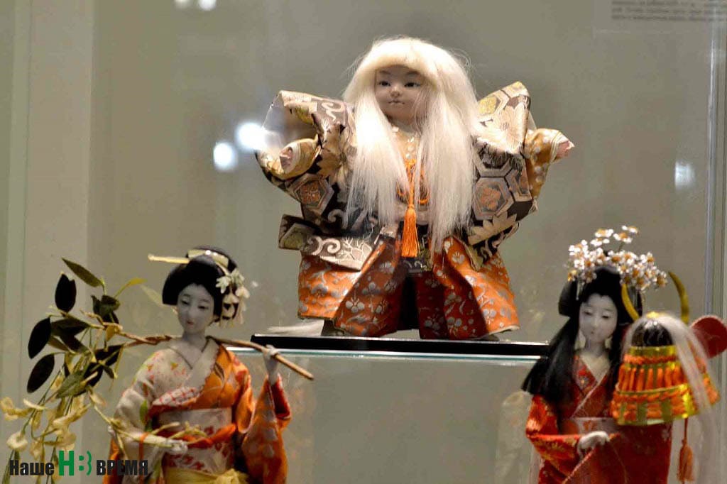 Наряды японских кукол напоминают экзотические цветы...