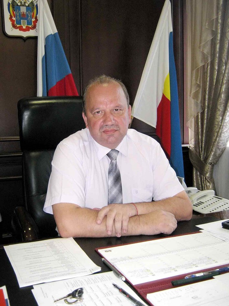 Глава администрации Усть-Донецкого района Виктор ГУСНАЙ даже спустя неделю после того, как всё закончилось, не может спокойно говорить о том, как люди вступили в схватку с огнем и победили его ценой невероятных усилий. Он помнит эти шесть дней в августе даже не по часам, а по минутам. Виктор-Гуснай.jpg