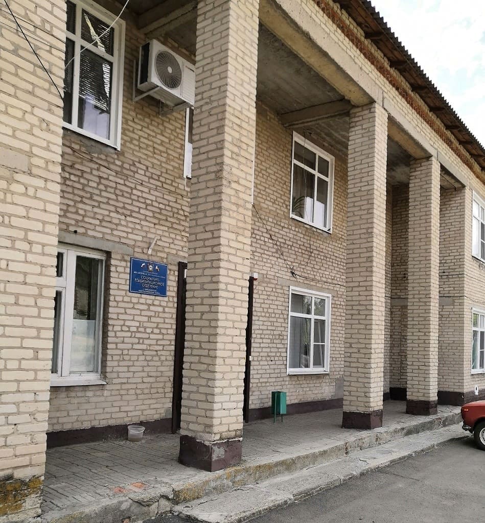 Это – здание социально-реабилитационного отделения в станице Николаевской. Отсюда нашего корреспондента старались вытолкнуть, да еще и послали подальше…