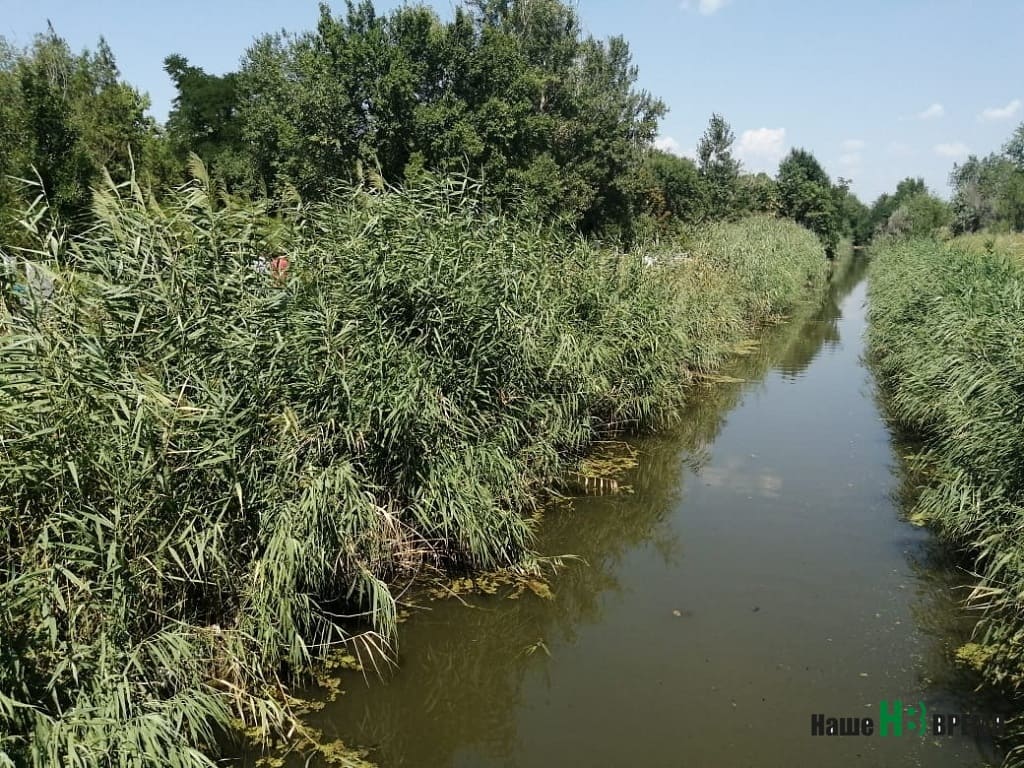Канал и грунтовые воды находятся близко к кладбищу в восточной части города. Захоронения могут угрожать экологической безопасности Канал и грунтовые воды находятся близко к кладбищу в восточной части города. Захоронения могут угрожать экологической безопасности