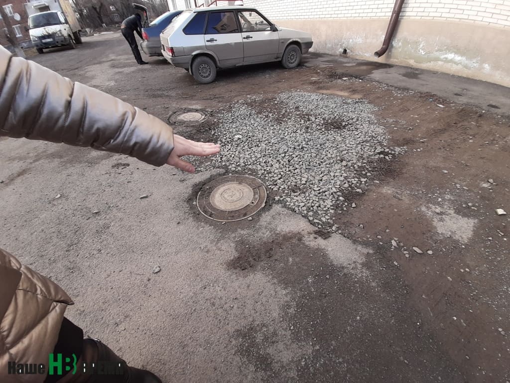 Люки зальют асфальтом и в подвал не будут попадать талые воды.