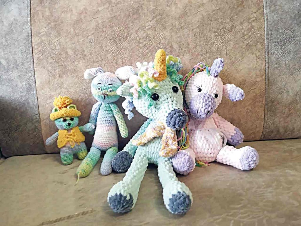 Свои игрушки Изабель дарит детям друзей и знакомых. Свои игрушки Изабель дарит детям друзей и знакомых.