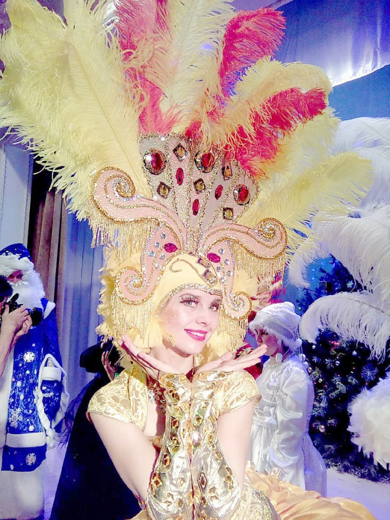 Педагог новошахтинского Дома детского творчества Александра ЛЕВКИНА в образе для танцевальной композиции «Лето».