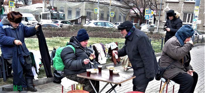 В пункте раздачи питания все нуждающиеся получат не только обед, но и теплые вещи.