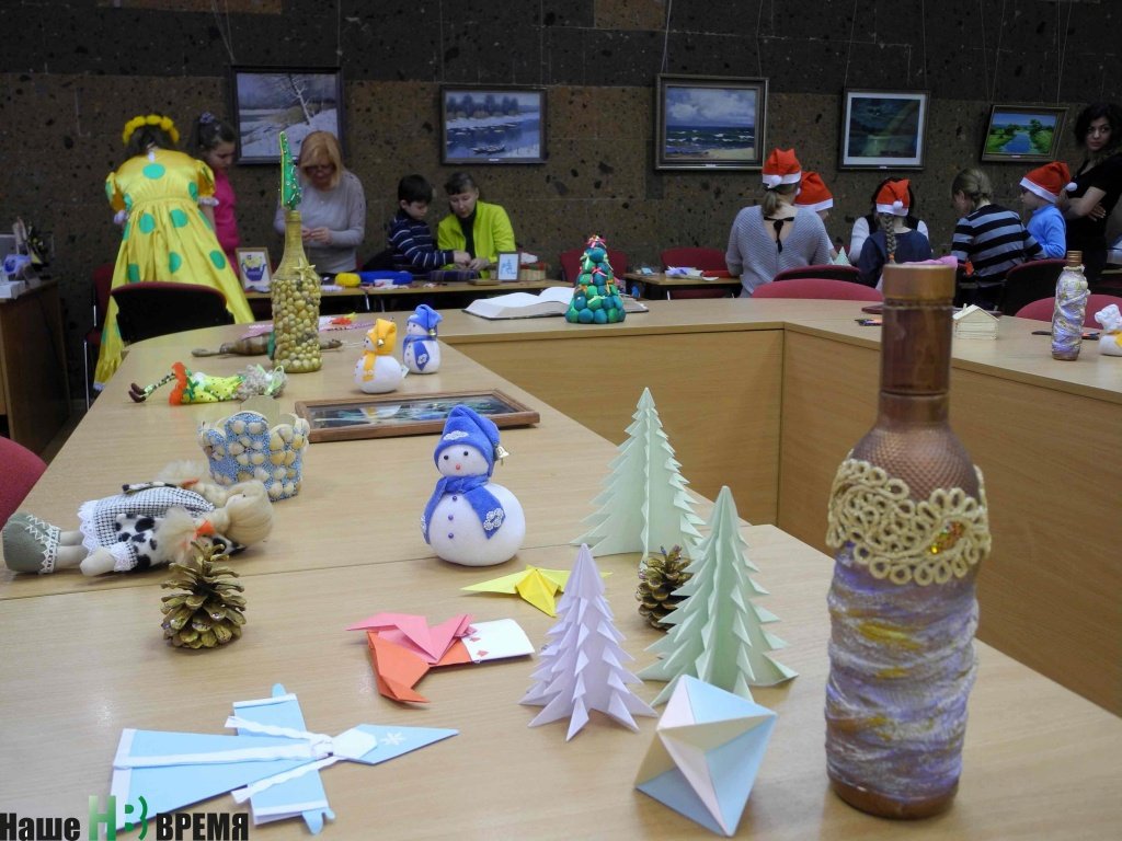 Нехитрые поделки детей – детям. Оплату за поделки посетители ярмарки сразу же опускали в «копилку милосердия» – все собранные средства пойдут на нужды онкобольных ребятишек.