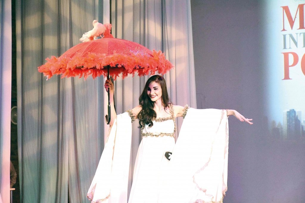 Надежда СЫЧКАРЕВА (Ростов-на-Дону) и ее творческийномер с голубями.