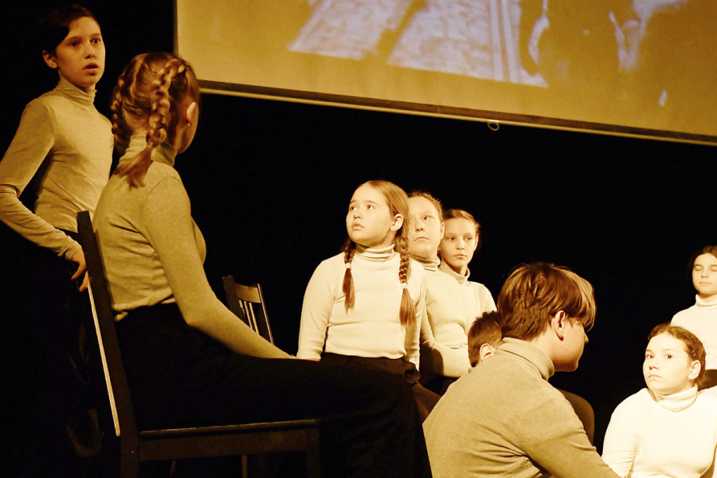 Пронизывающий вой сирен, мигающий свет, лица детей, на которых – непонимание, ужас и страх...