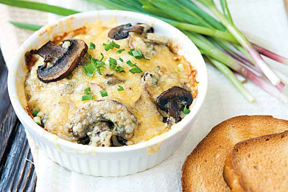Низкокалорийный жюльен с грибами и курицей
