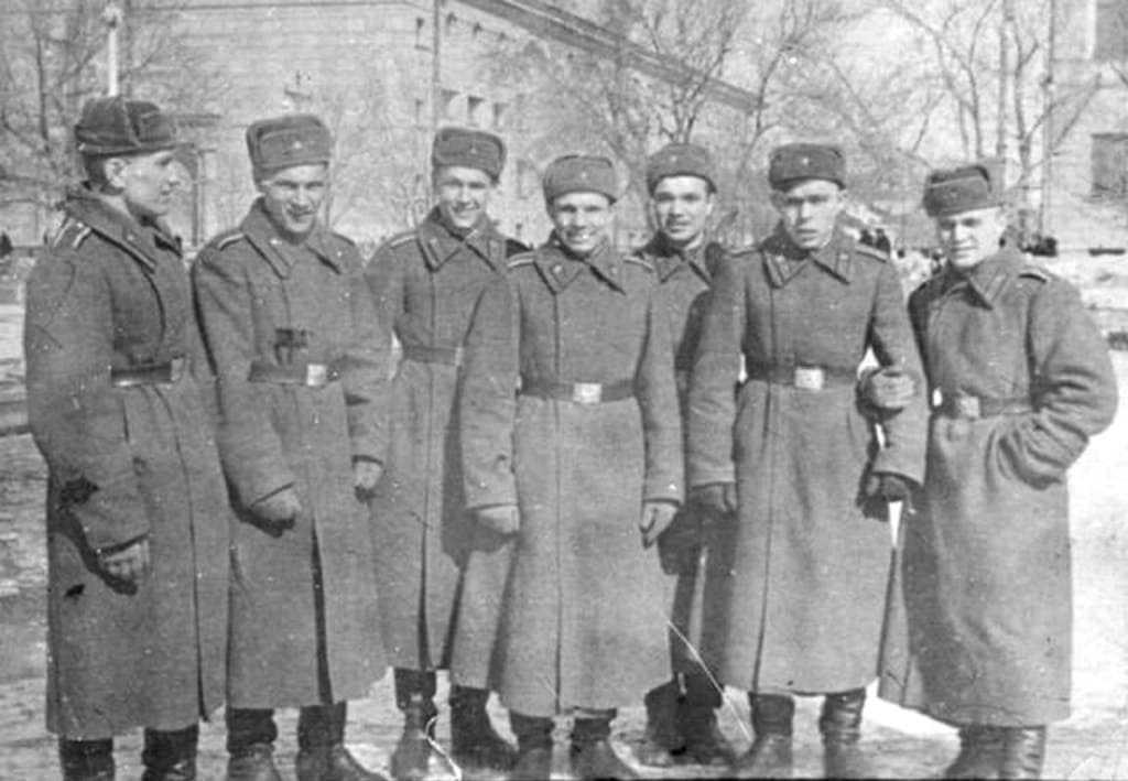 Среди курсантов - Юрий Гагарин, а второй слева - Александр Юрьев