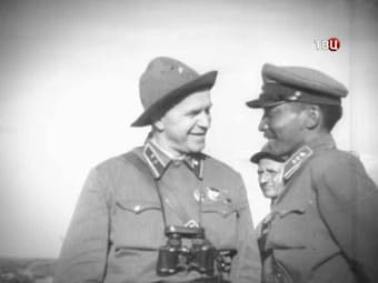 Комкор Жуков запечатлен в панаме цвета хаки в районе боев на Халхин-Голе. Комкор Жуков запечатлен в панаме цвета хаки в районе боев на Халхин-Голе.