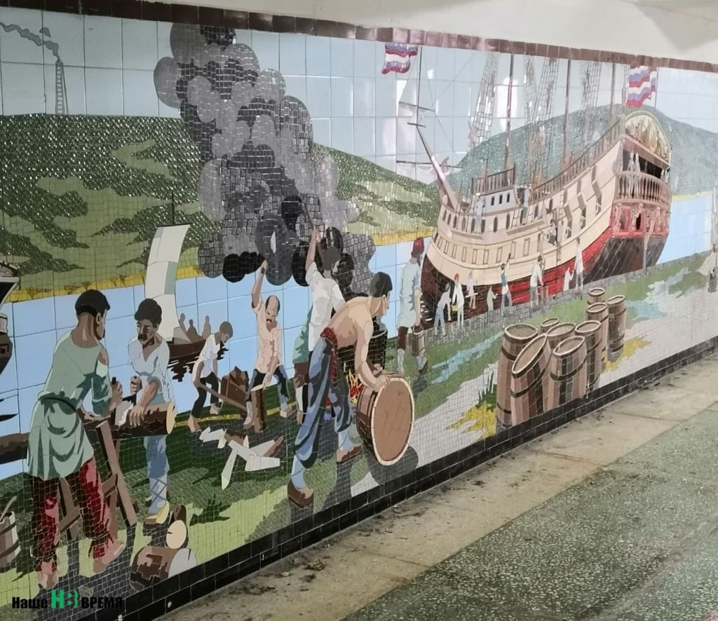 Такое мозаичное полотно было скрыто за торговыми точками.