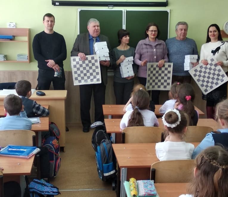 Передача шахматного инвентаря в Таганроге