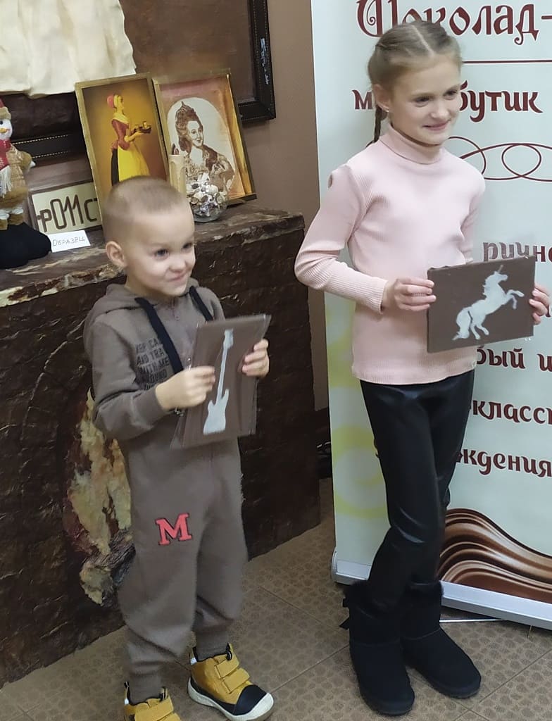Гордей Громов с сестрой Ариной, которая в школе представит проект о шоколаде.