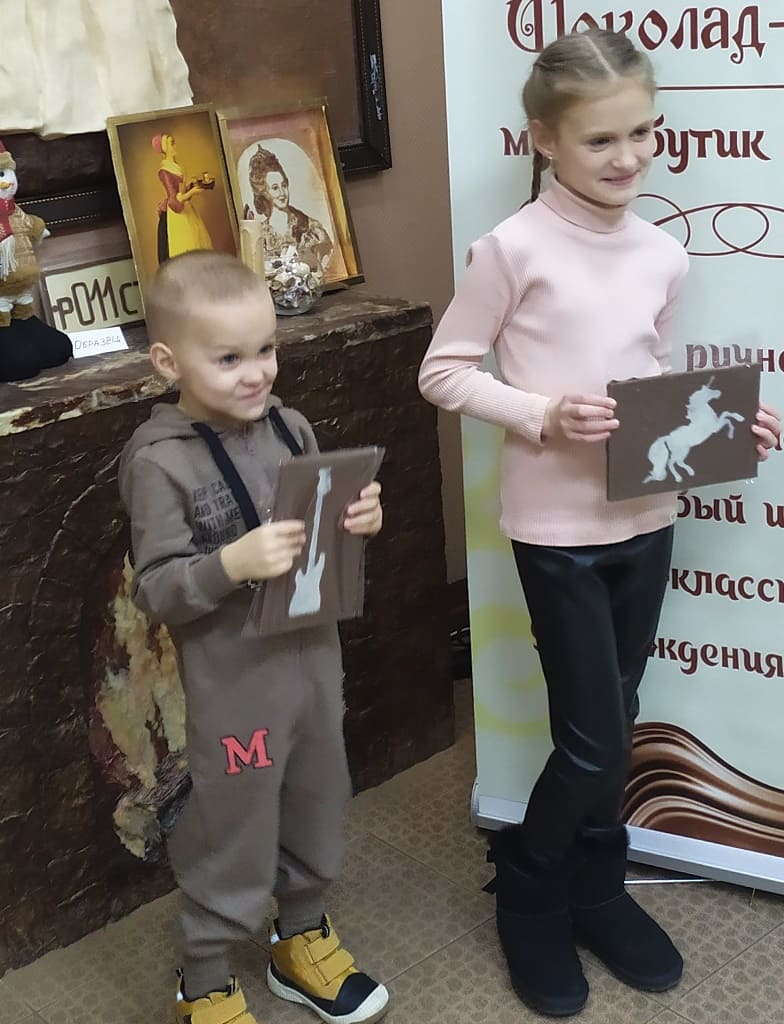Гордей Громов с сестрой Ариной, которая в школе представит проект о шоколаде. Гордей Громов с сестрой Ариной, которая в школе представит проект о шоколаде.