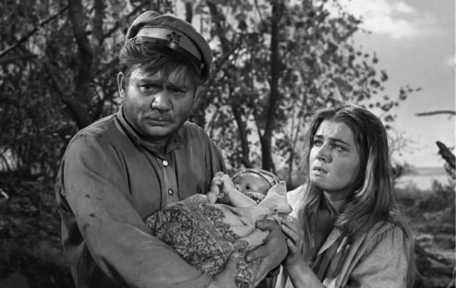 Гордая казачка Дарья, героиня фильма «Донская повесть» (1964 год) особенно дорога актрисе. Она принесла ей первый настоящий успех. (На фото кадр из фильма с Евгением Леоновым).