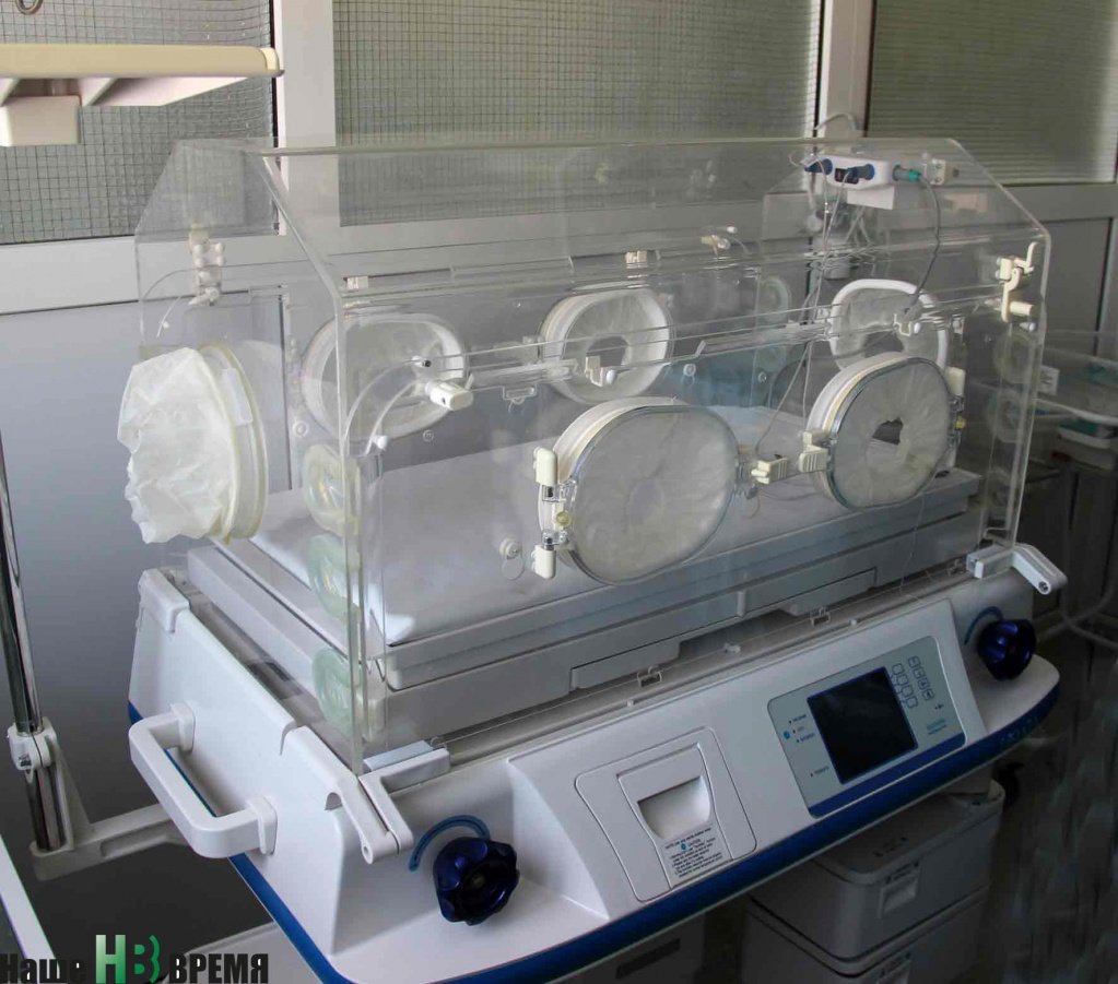 В специальных кувезах для выхаживания недоношенных детей есть возможность поддерживать нужную температуру, влажность, подключить кислород. Аппаратура подстраивается под ребенка, позволяет выхаживать детей весом от полутора килограммов.