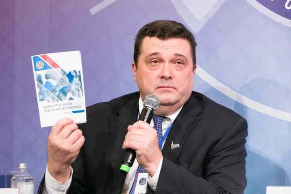 Владимир СОЛОВЬЕВ, председатель Союза журналистов России, призвал работающих на выборах коллег четко знать и исполнять закон, требуя того же от других. Владимир СОЛОВЬЕВ, председатель Союза журналистов России, призвал работающих на выборах коллег четко знать и исполнять закон, требуя того же от других.
