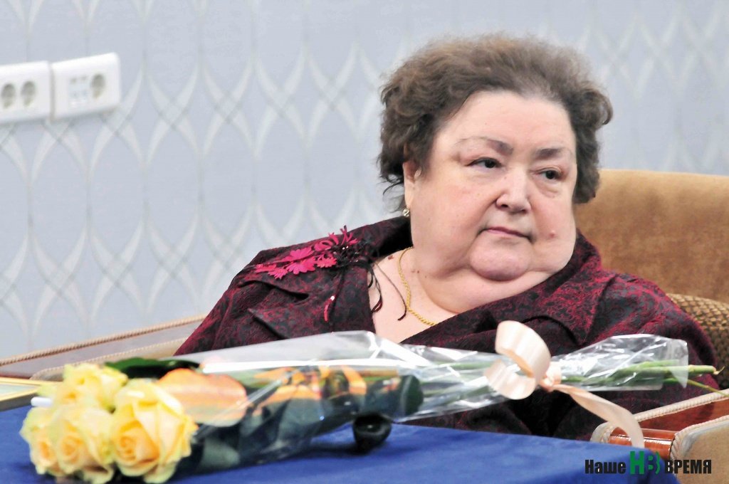 Цветы - Татьяне Ващенко, много лет возглавлявшей аллергическое отделение.