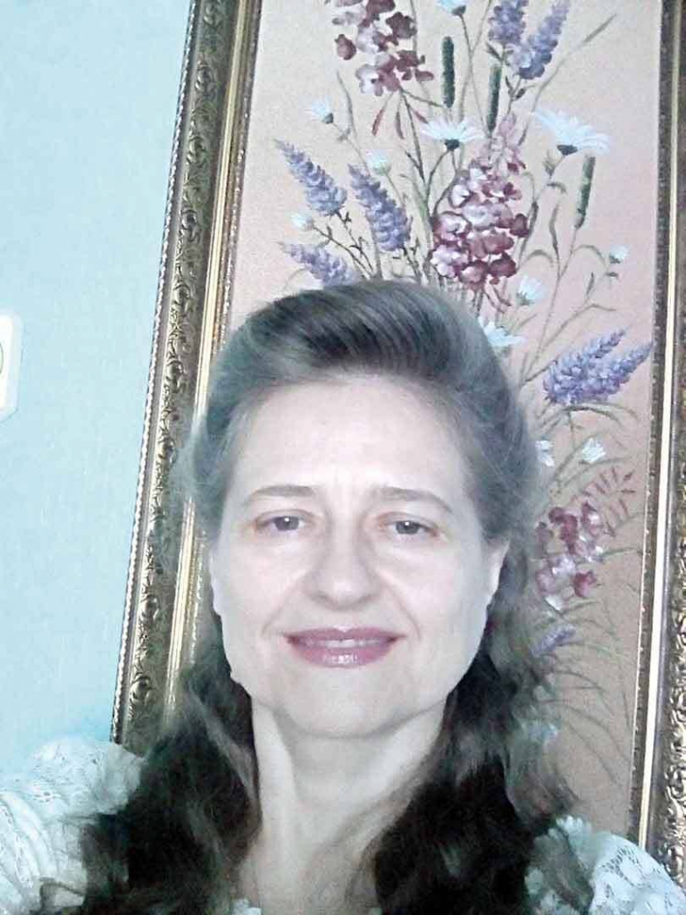 Елена ДАВЫДОВА: «Для меня счастье — когда родные здоровы и мирное небо над головой! Настроение поднимается, когда с утра светит солнышко в окно, птицы поют... В этот момент даже хочется сделать фото (селфи). А потом рабочий день — с улыбкой встречаю своих любимых читателей в школьной библиотеке...» Елена ДАВЫДОВА: «Для меня счастье — когда родные здоровы и мирное небо над головой! Настроение поднимается, когда с утра светит солнышко в окно, птицы поют... В этот момент даже хочется сделать фото (селфи). А потом рабочий день — с улыбкой встречаю своих любимых читателей в школьной библиотеке...»