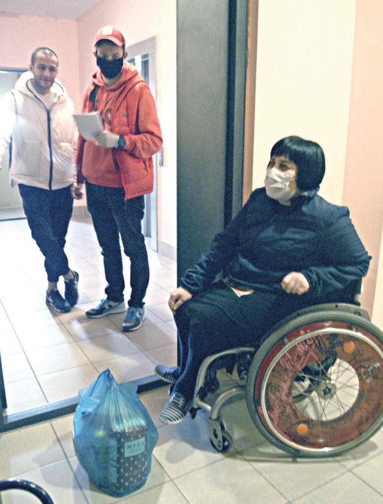 Наталья рада приезду волонтеров, и дело не только в продуктах, за которыми сама она спуститься не может. Дорого человеческое общение. Пусть и на расстоянии, пусть и через маски... Наталья рада приезду волонтеров, и дело не только в продуктах, за которыми сама она спуститься не может. Дорого человеческое общение. Пусть и на расстоянии, пусть и через маски...